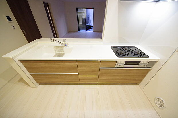 キッチンには耐久性が高く、お手入れも簡単で人工大理石トップを採用して、キッチンを優雅に演出しました。