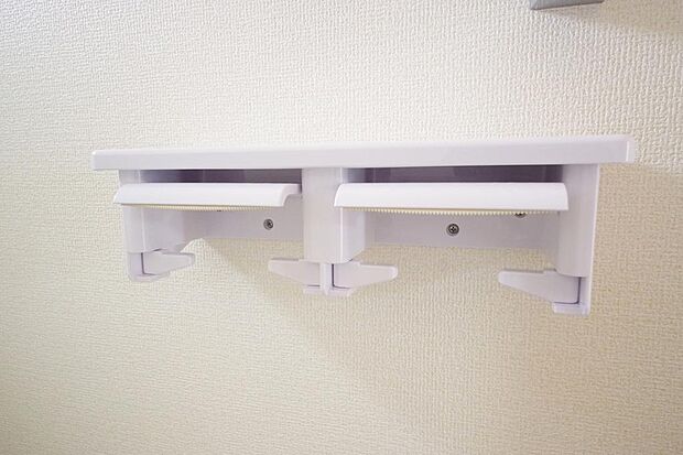 トイレ内のペーパーホルダーは、しっかりとした押さえ付き横型ダブルホルダーが標準装備されています。