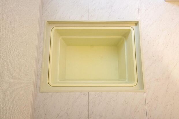 シャンプー　リンス　洗剤　柔軟剤等のストックに便利です。空間を有効に利用した収納です。