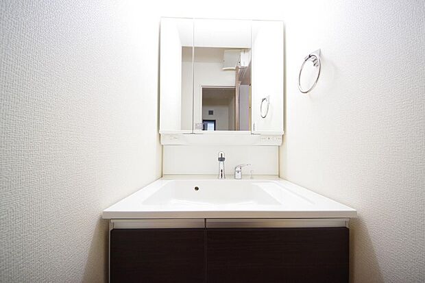 家族全員で利用するパブリックスペースとなりますので、鏡周りの収納ですっきり洗面台がご利用いただけます