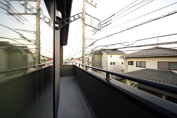 陽光あふれるバルコニーは、たくさんの光を浴びることができるのでお洗濯物やお布団もしっかり干せます。