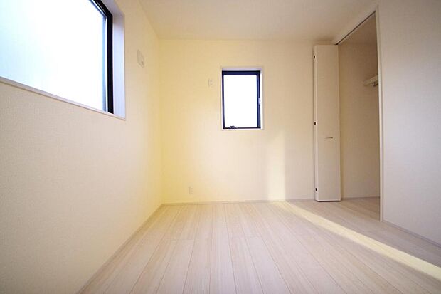 木の質感が優しい床材と豊富な収納が特徴的な、心に温かさを感じる内装です。