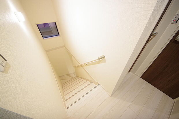 階段には手すりを標準装備することで、お子様やご高齢者の安全性にも配慮しております。