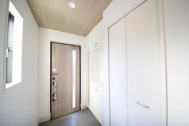 棚板が多く、沢山のの靴が収納可能。棚板は稼働可能ですのでブーツやヒールの高い靴も収納でき便利です。