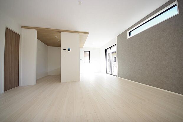 明るい陽光が差し込み開放的なリビング ダイニングを演出し、ゆとりある空間はご満足いただけます。