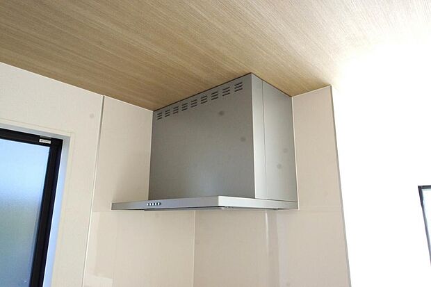 キッチン上部には、ブーツ型の照明付きのレンジフードが標準装備されております。
