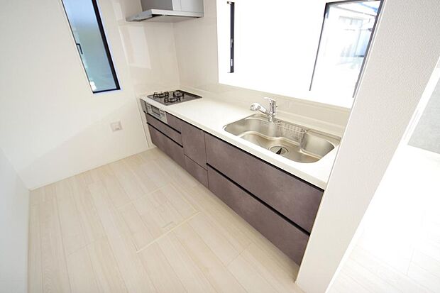 キッチンには耐久性が高く、お手入れも簡単で人工大理石トップを採用して、キッチンを優雅に演出しました。