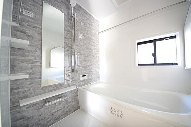 心地よい入浴タイムを追求した大きな浴槽とアクセントパネルで、より高級感が演出されます。