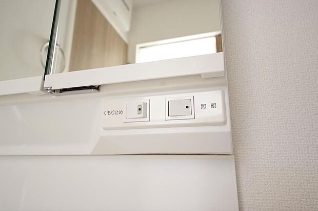 洗面台には、照明とコンセントが標準装備されております。コンセントの容量は1200Wまで大丈夫です。