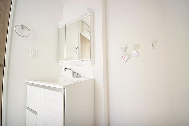 家族全員で利用するパブリックスペースとなりますので、鏡周りの収納ですっきり洗面台がご利用いただけます