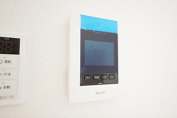 来訪者を映像と音声で確認可能なので、煩わしいセールスにも住戸内で対話可能です。
