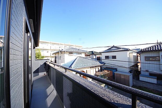 陽光あふれるバルコニーは、たくさんの光を浴びることができるのでお洗濯物やお布団もしっかり干せます。