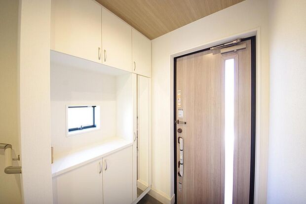 棚板が多く、沢山のの靴が収納可能。棚板は稼働可能ですのでブーツやヒールの高い靴も収納でき便利です。