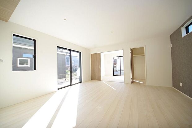 明るい陽光が差し込み開放的なリビング ダイニングを演出し、ゆとりある空間はご満足いただけます。