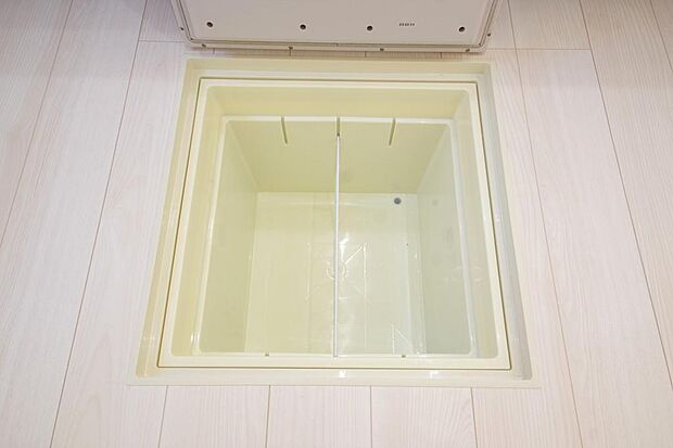 ミネラルウォーター、缶詰、非常食のストックに便利です。空間を有効に利用した収納です。