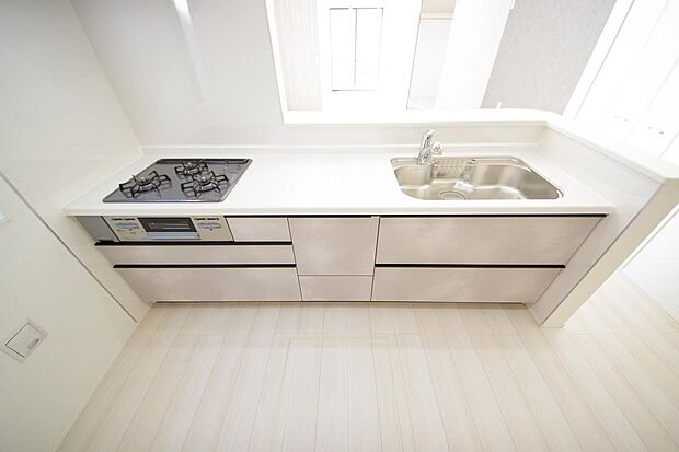 キッチンには耐久性が高く、お手入れも簡単で人工大理石トップを採用して、キッチンを優雅に演出しました。