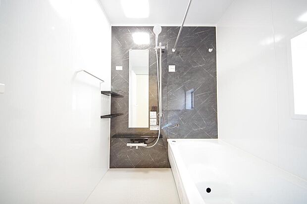 心地よい入浴タイムを追求した大きな浴槽とアクセントパネルで、より高級感が演出されます。