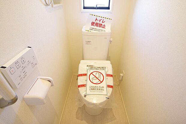 少ない水を有効に使って、汚れも効率よく洗浄します。便器は奥までふちのない掃除がしやすい形状です。