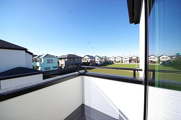 陽光あふれるバルコニーは、たくさんの光を浴びることができるのでお洗濯物やお布団もしっかり干せます。