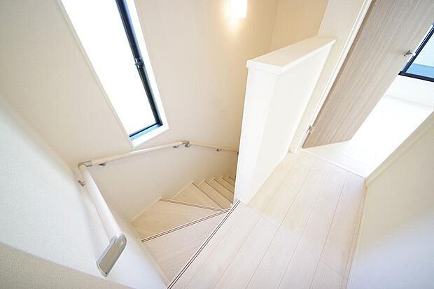 階段には手すりを標準装備することで、お子様やご高齢者の安全性にも配慮しております。