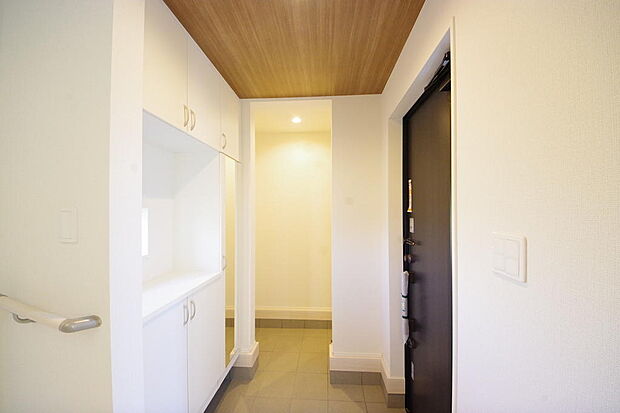 棚板が多く、沢山のの靴が収納可能。棚板は稼働可能ですのでブーツやヒールの高い靴も収納でき便利です。