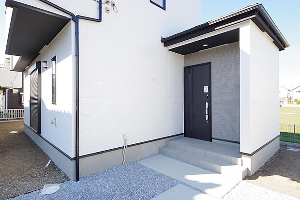 玄関はいわばその邸宅の顔です。だからこそ、迎賓のためにしつらえを細部まで施しました。