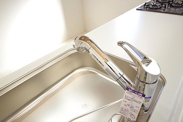 レバー操作一つで水量、温度も調節可能です。また、蛇口には浄水カートリッジも内蔵可能です。