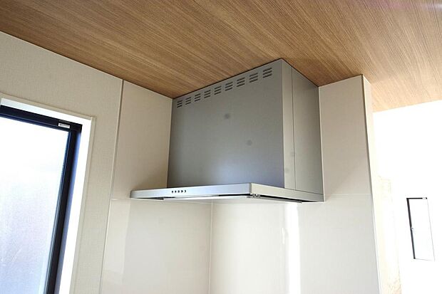 キッチン上部には、ブーツ型の照明付きのレンジフードが標準装備されております。