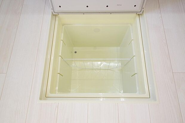 ミネラルウォーター、缶詰、非常食のストックに便利です。空間を有効に利用した収納です。