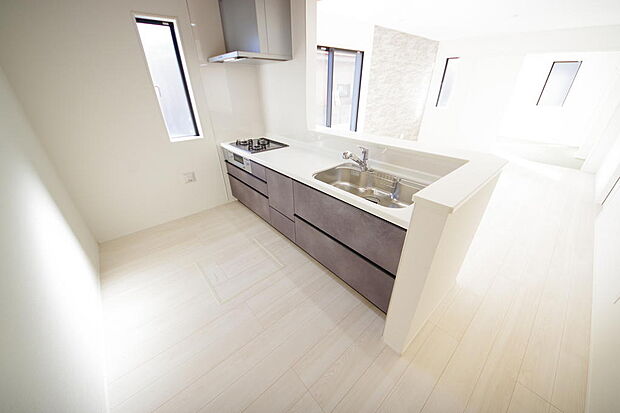 キッチンには耐久性が高く、お手入れも簡単で人工大理石トップを採用して、キッチンを優雅に演出しました。