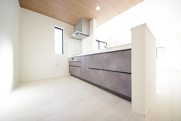 収納豊富で、日々のお料理から後片付けまで快適に、はかどるキッチンです。