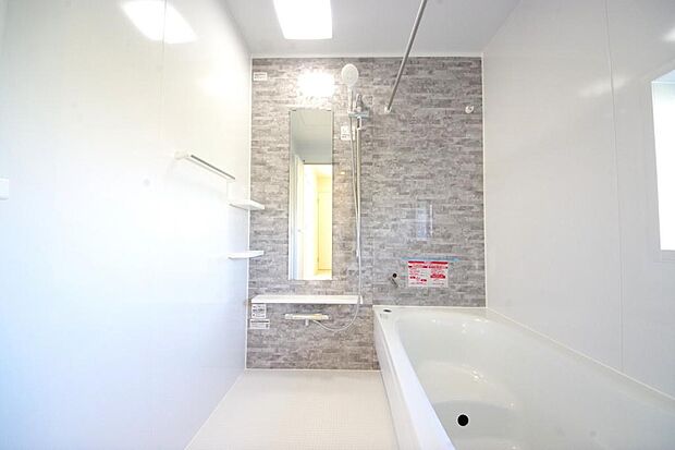 心地よい入浴タイムを追求した大きな浴槽とアクセントパネルで、より高級感が演出されます。