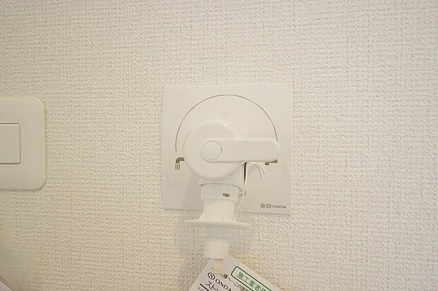 洗濯機用の給水口には蛇口ではなく、全自動洗濯機が設置できる専用の給水口が設置されております。