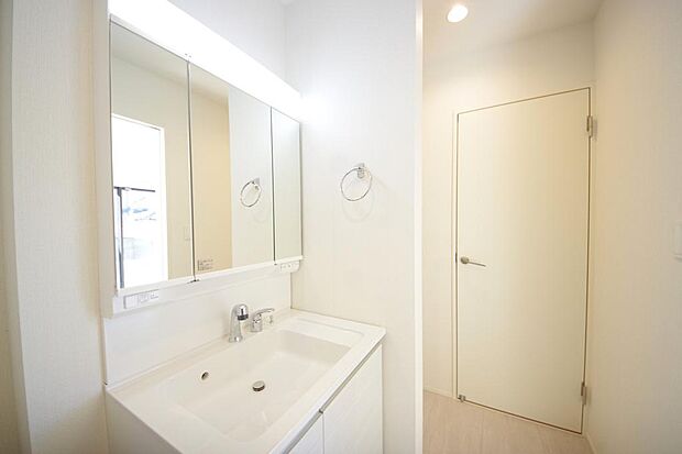 家族全員で利用するパブリックスペースとなりますので、鏡周りの収納ですっきり洗面台がご利用いただけます