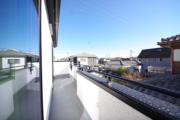 陽光あふれるバルコニーは、たくさんの光を浴びることができるのでお洗濯物やお布団もしっかり干せます。