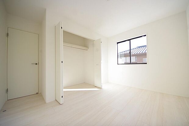木の質感が優しい床材と豊富な収納が特徴的な、心に温かさを感じる内装です。