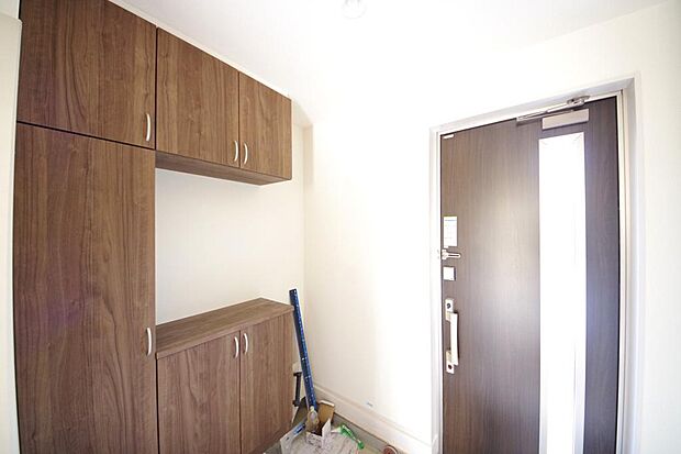 棚板が多く、沢山の靴が収納可能。棚板は稼働可能ですのでブーツやヒールの高い靴も収納でき便利です。