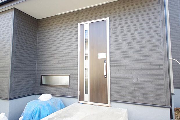 玄関はいわばその邸宅の顔です。だからこそ、迎賓のためにしつらえを細部まで施しました。