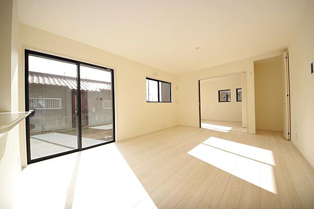 明るい陽光が差し込み開放的なリビング ダイニングを演出し、ゆとりある空間はご満足いただけます。