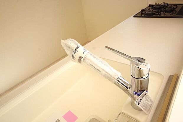 レバー操作一つで水量、温度も調節可能です。また、蛇口には浄水カートリッジも内蔵可能です。