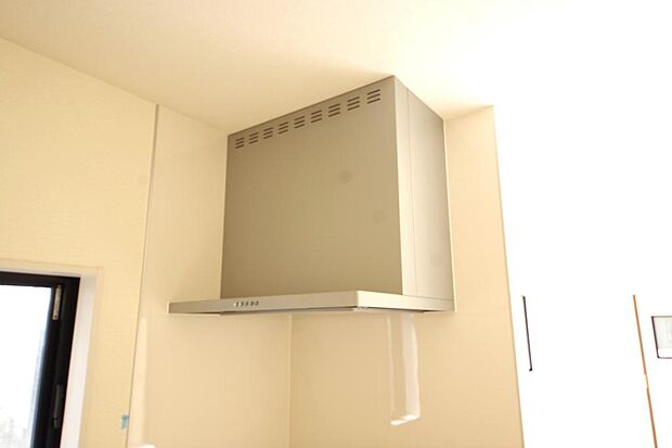 キッチン上部には、ブーツ型の照明付きのレンジフードが標準装備されております。