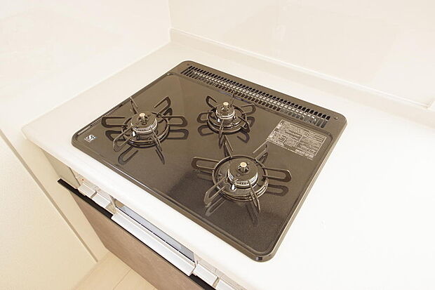 三ツ口コンロはSiセンサーが組み込まれています。長時間の使用の際にセンサーが自動でストップします。