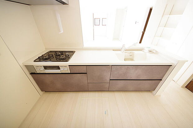 キッチンには耐久性が高く、お手入れも簡単で人工大理石トップを採用して、キッチンを優雅に演出しました。