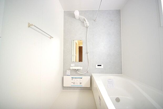 心地よい入浴タイムを追求した大きな浴槽とアクセントパネルで、より高級感が演出されます。