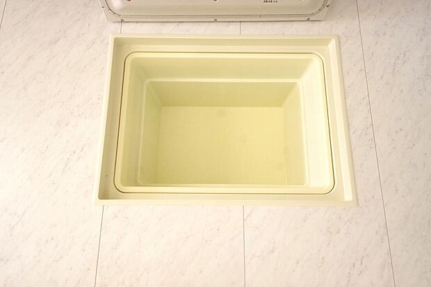 シャンプー リンス 洗剤 柔軟剤等のストックに便利です。空間を有効に利用した収納です。