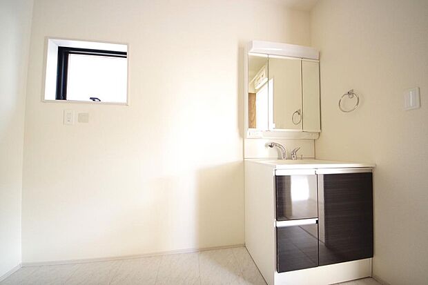 家族全員で利用するパブリックスペースとなりますので、鏡周りの収納ですっきり洗面台がご利用いただけます