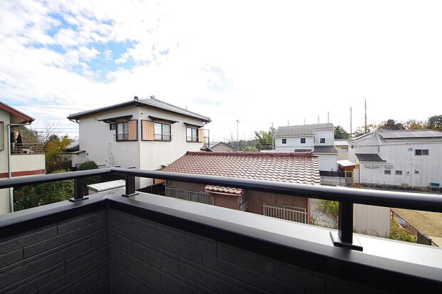 陽光あふれるバルコニーは、たくさんの光を浴びることができるのでお洗濯物やお布団もしっかり干せます。