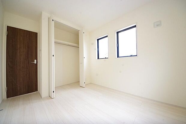 木の質感が優しい床材と豊富な収納が特徴的な、心に温かさを感じる内装です。