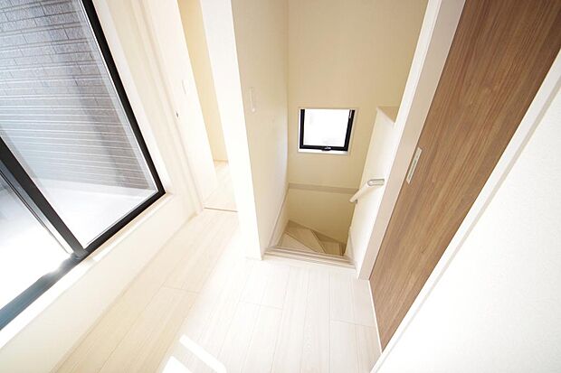 階段には手すりを標準装備することで、お子様やご高齢者の安全性にも配慮しております。