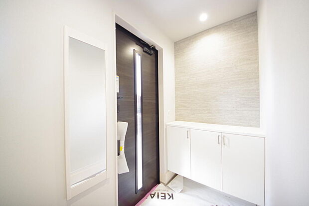 玄関を美しく整理できる収納量豊かなシューズインクロークです。高さの調整できる棚板を採用しております。